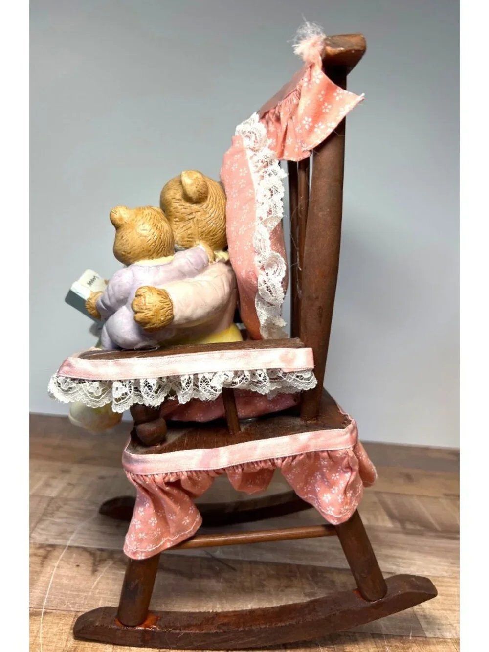 Bear Family Figurine In Wooden Rocking Chair With Pink Fabric & Lace Accent